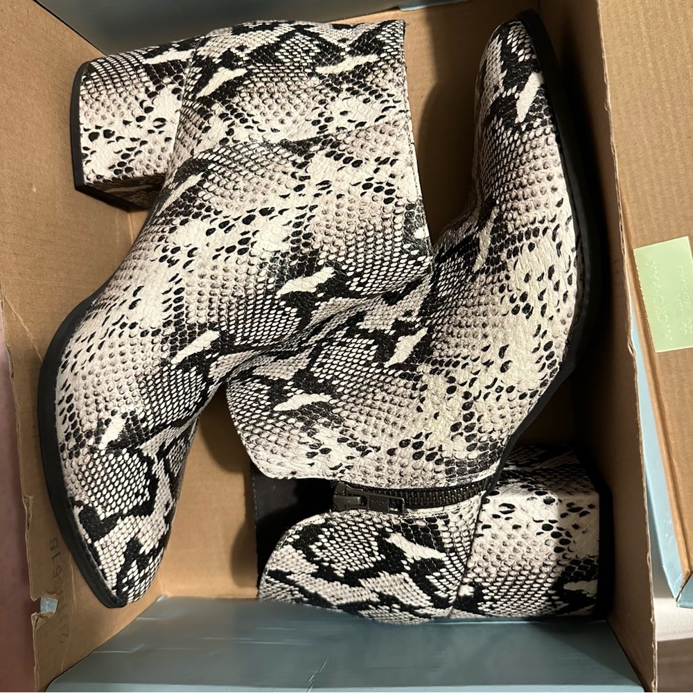 NEW! Python leather boots - Picture 3 of 6
